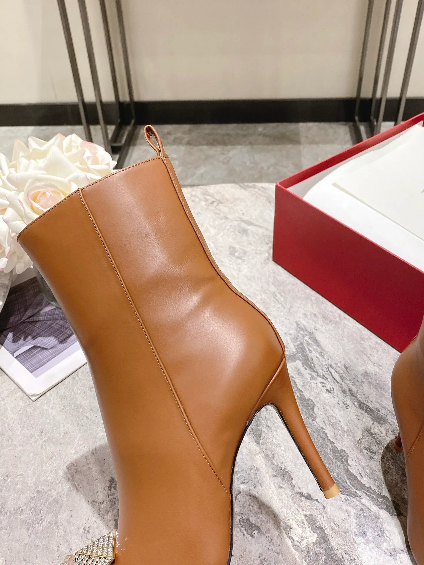 👟👟Ex-factory price 540👟👟 Genuine leather sole +40 [Valentino] Valentino autumn and winter fashion women's boots: comfortable and versatile, making your legs look longer! Fabric: Imported first-layer cowhide ⚡With inner zipper version ⚡The lining and feet are all high-end sheepskin! Outsole: There are two options: non-slip and wear-resistant rubber outsole and Italian leather outsole ~ equipped with Warren's [Pyramid] special buckle that will not rust. Number of yards: 35−41 (customized for sizes 34-42): rubber sole, - genuine leather sole +40